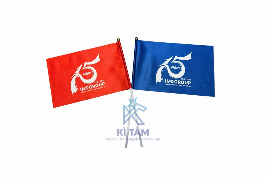 Cờ cầm tay diễu hành